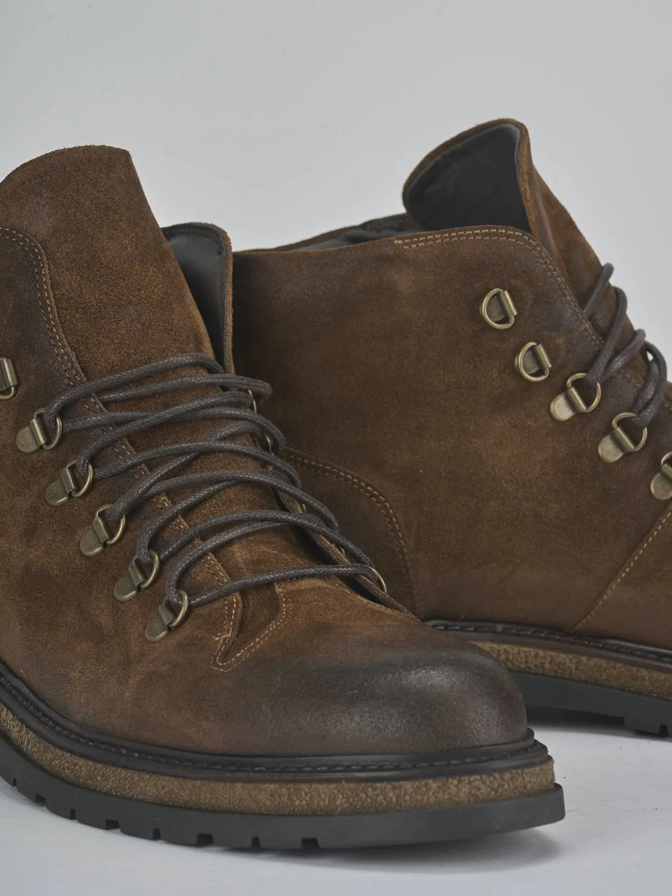 Anfibi camoscio marrone