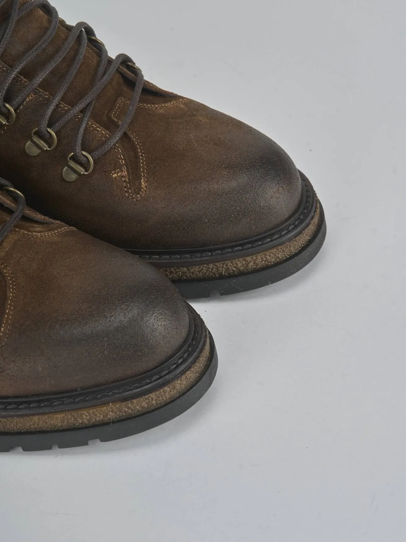 Anfibi camoscio marrone