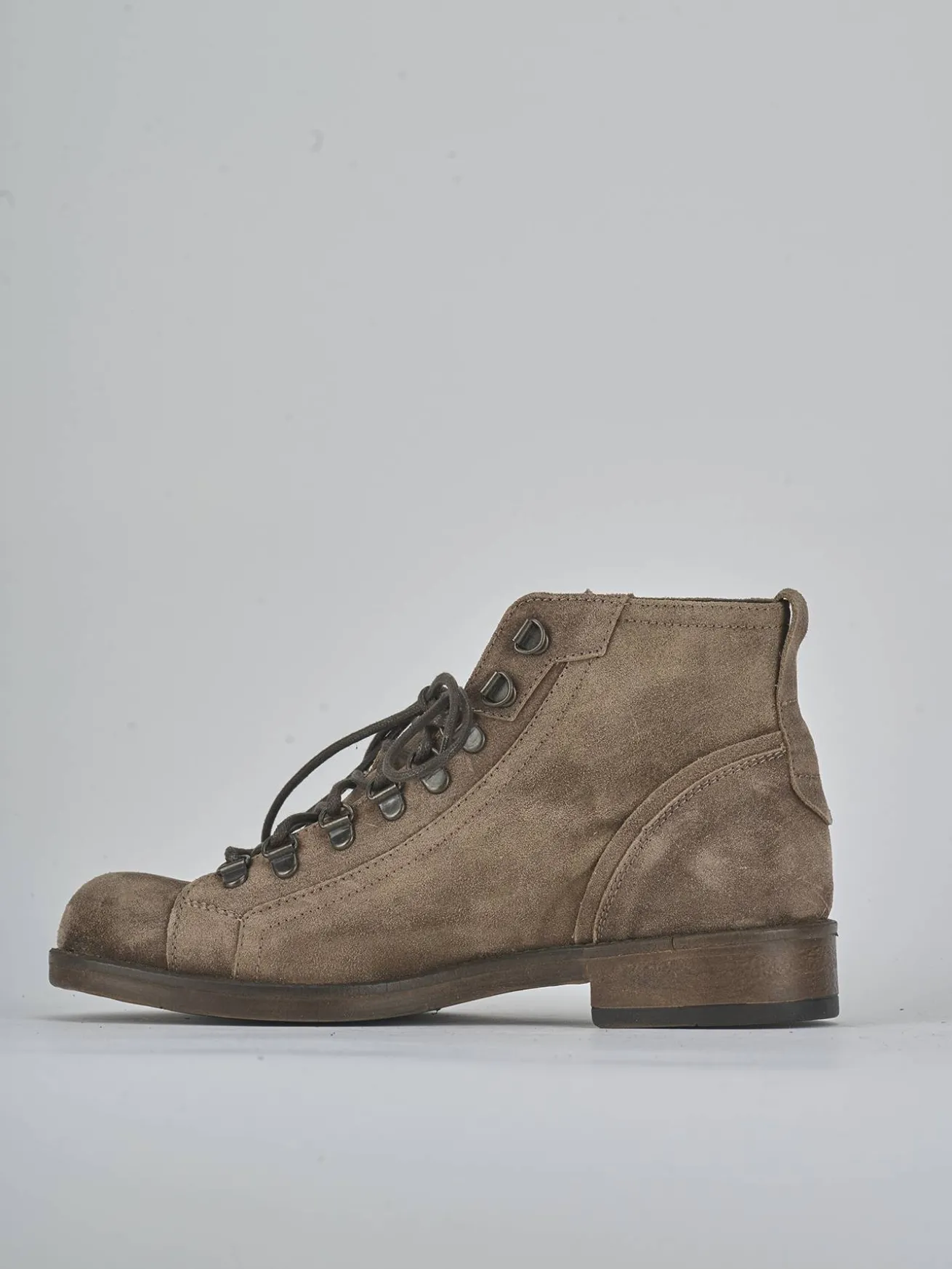 Anfibi tacco 2cm camoscio testa