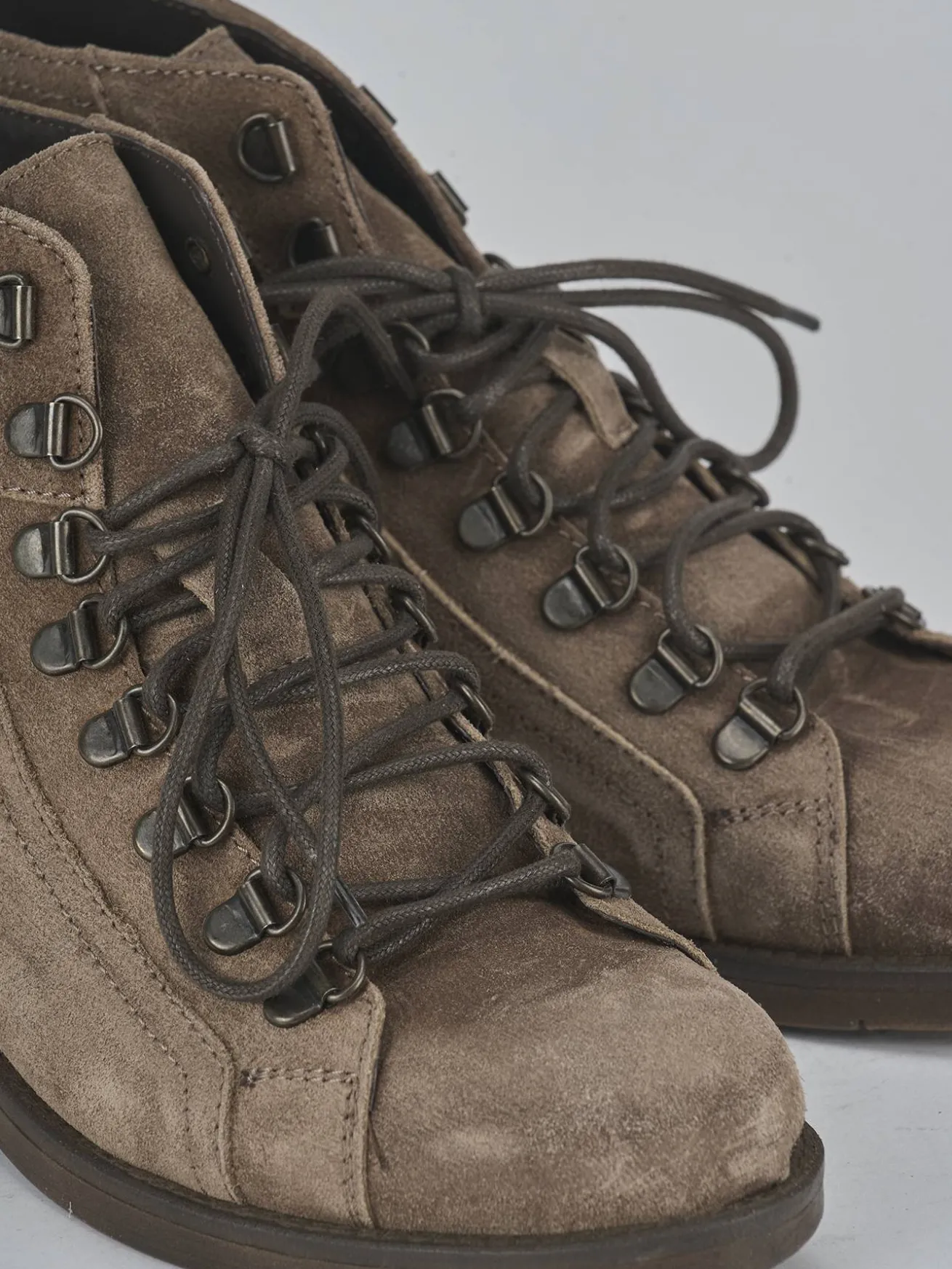 Anfibi tacco 2cm camoscio testa