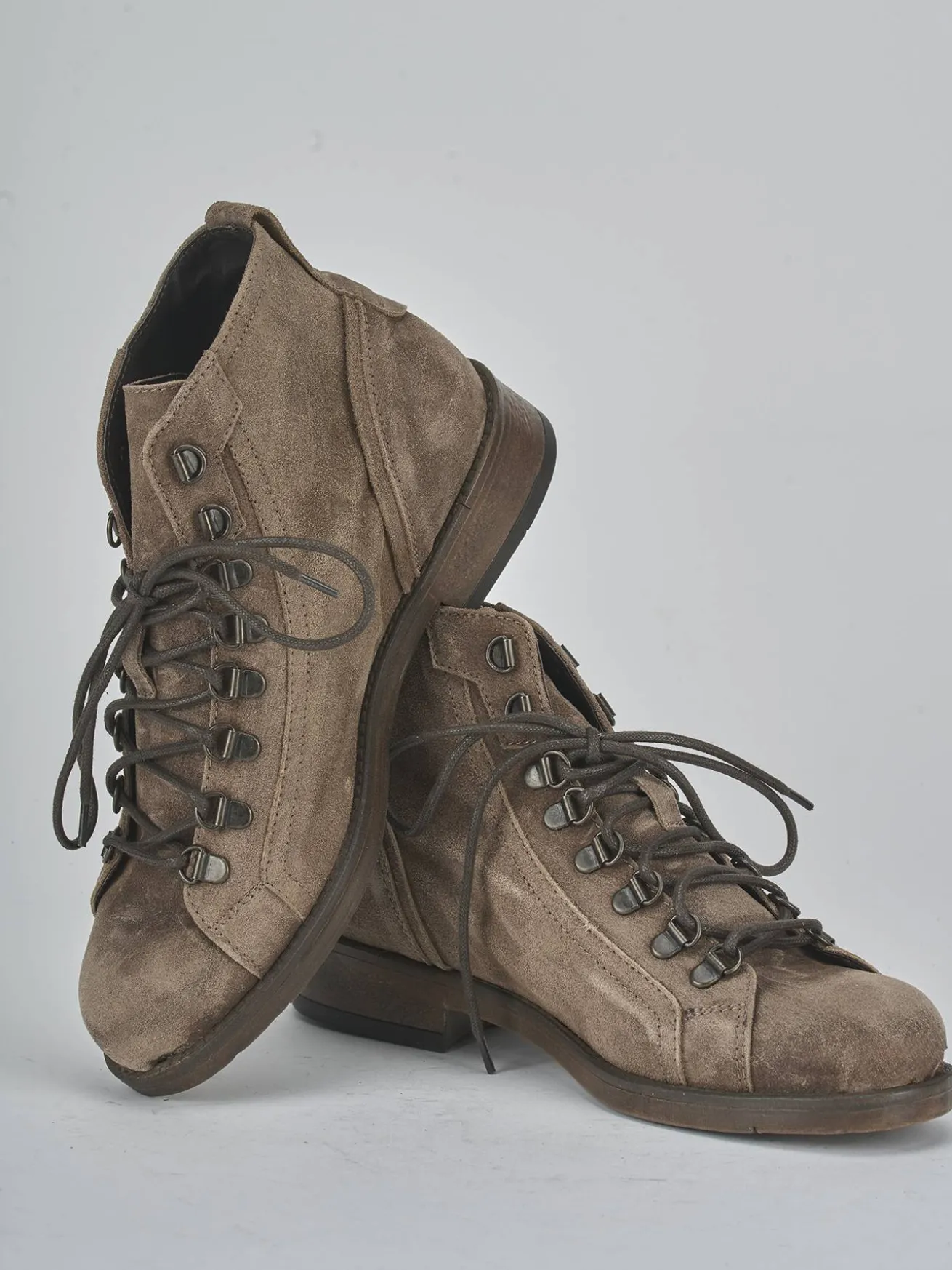 Anfibi tacco 2cm camoscio testa