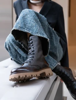 Anfibi tacco 2cm pelle testa