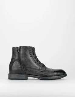 Anfibio fondo gomma e soletto interno in vera pelle. Tomaia in morbida pelle nero