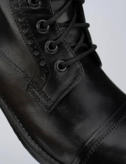 Anfibio fondo gomma e soletto interno in vera pelle. Tomaia in morbida pelle nero