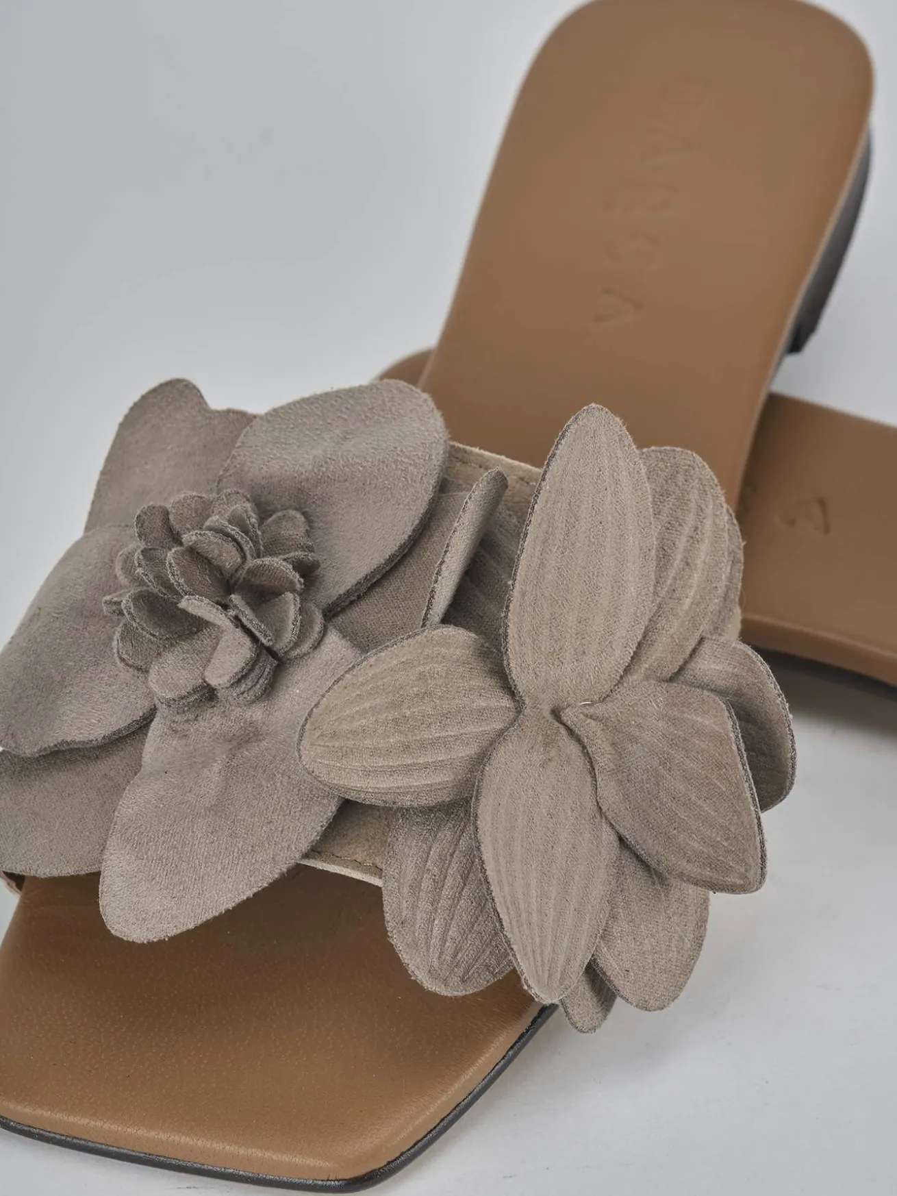 Ciabatte tacco 1cm camoscio beige