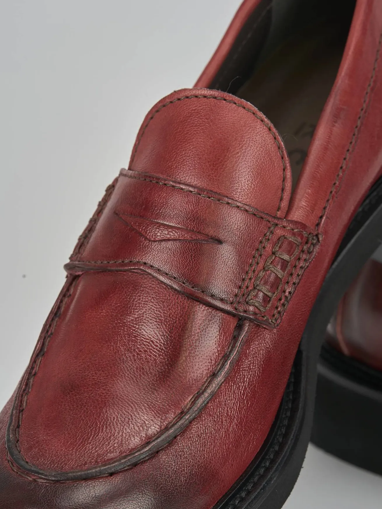 Mocassini tacco 2cm pelle bordo'