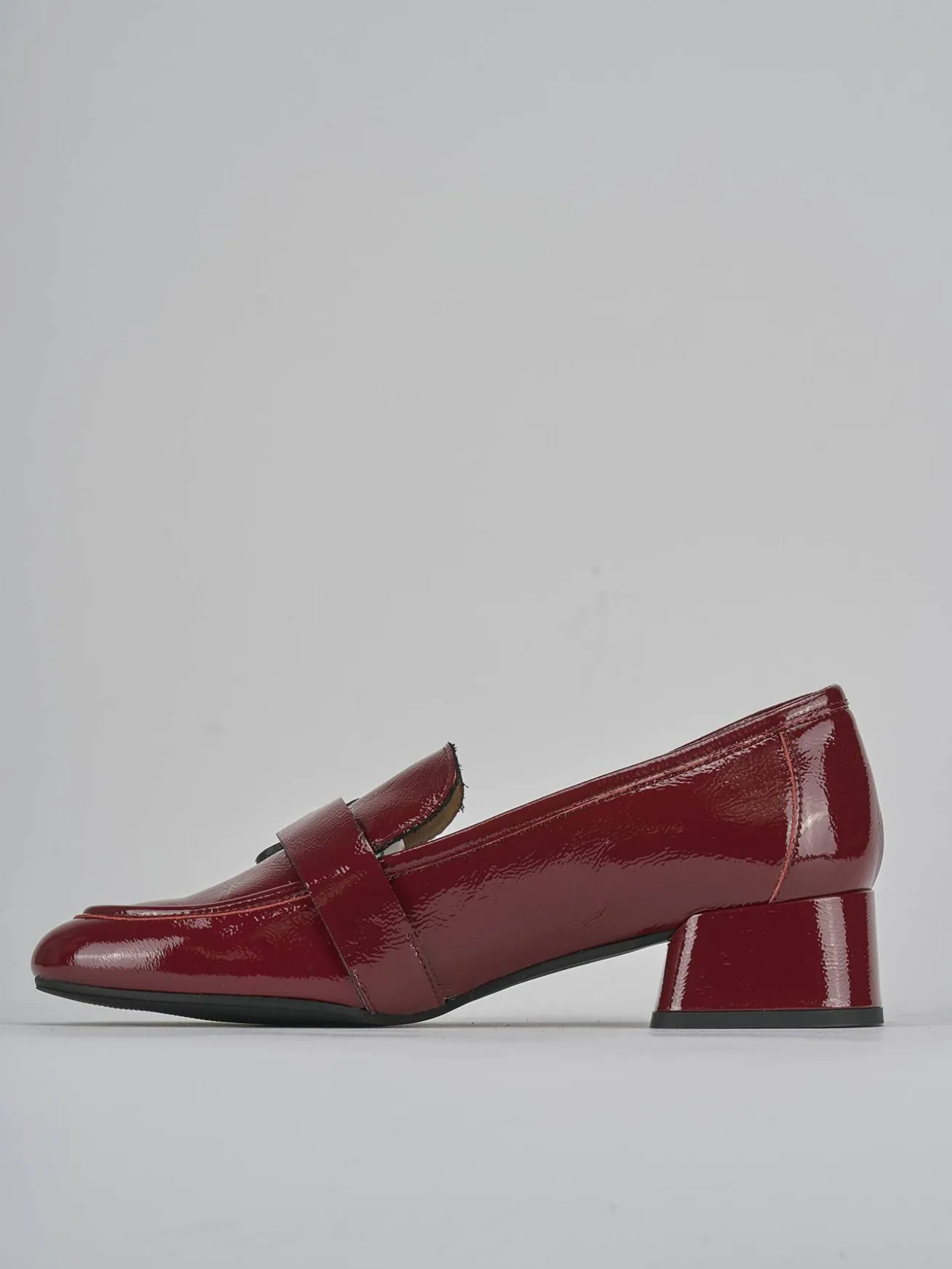 Mocassini tacco 3cm vernice bordo'