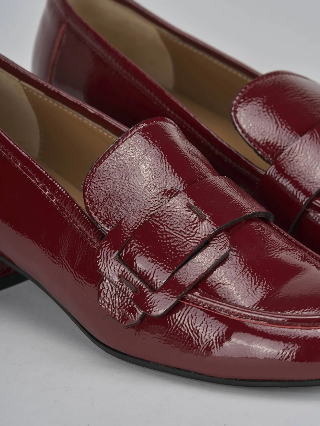 Mocassini tacco 3cm vernice bordo'