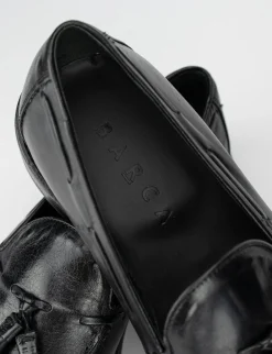 Mocassino fondo cuoio e soletto interno in vera pelle. Tomaia in morbida pelle nero