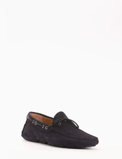 mocassino fondo gomma e soletto interno in vera pelle. Tomaia in morbidissimo camoscio con traforatura a piccoli quadrati blu