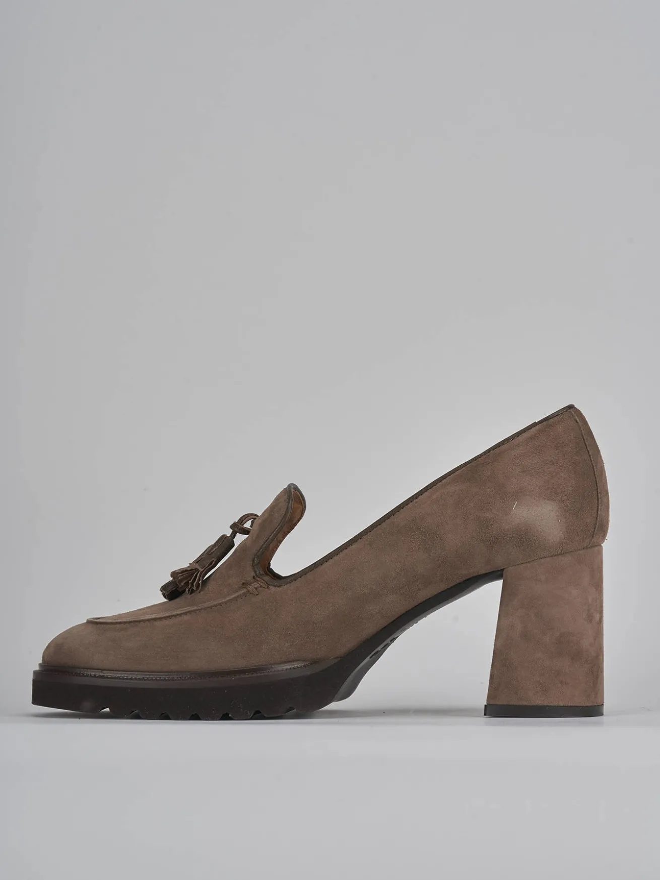 Mocassino tacco 7 beige camoscio