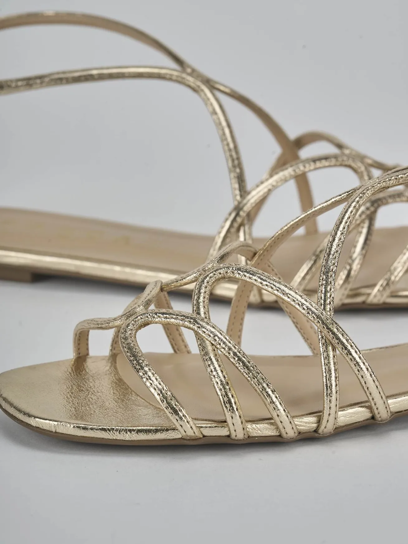 Sandali tacco 1cm laminato oro
