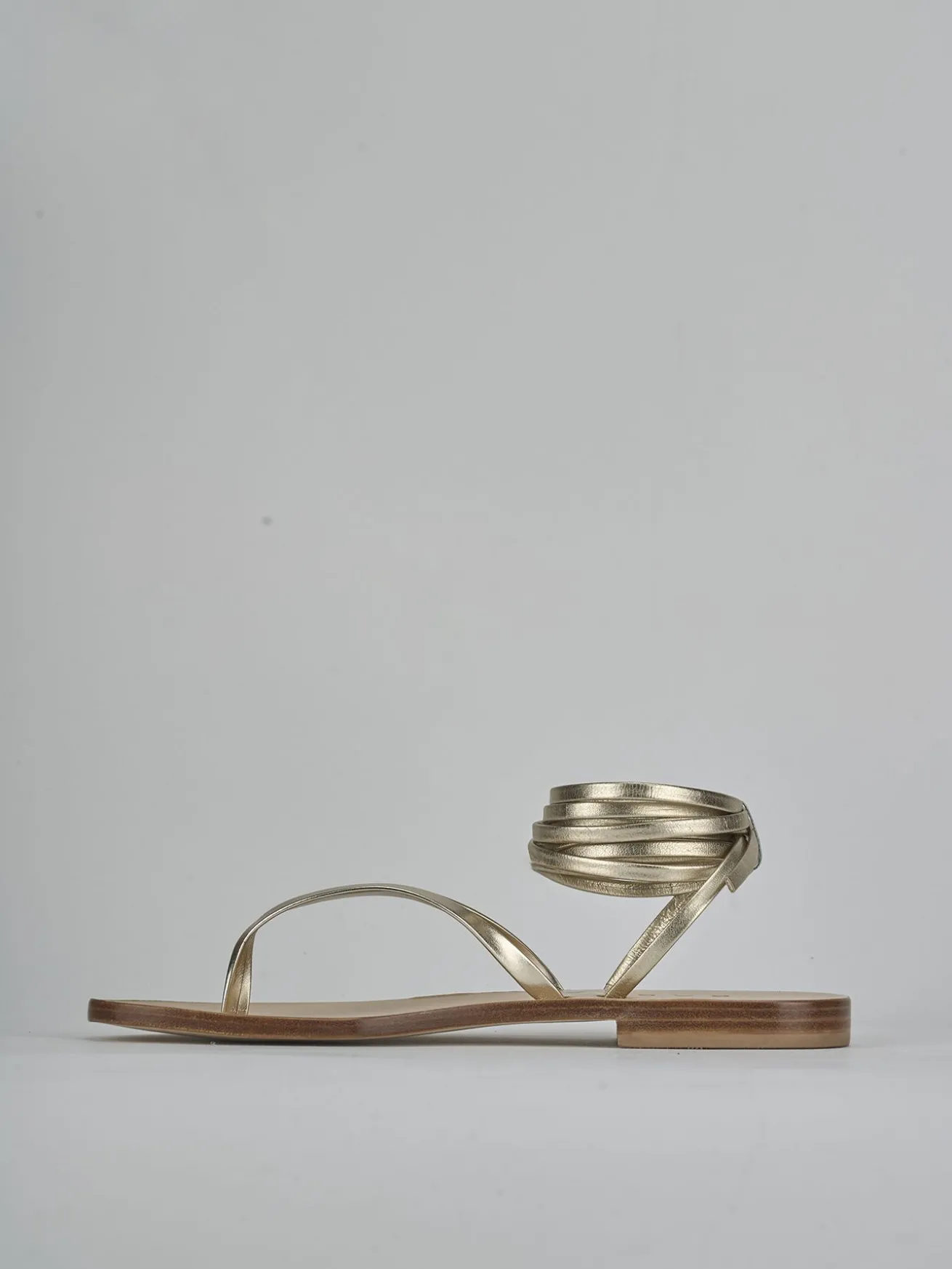 Sandali tacco 1cm laminato oro