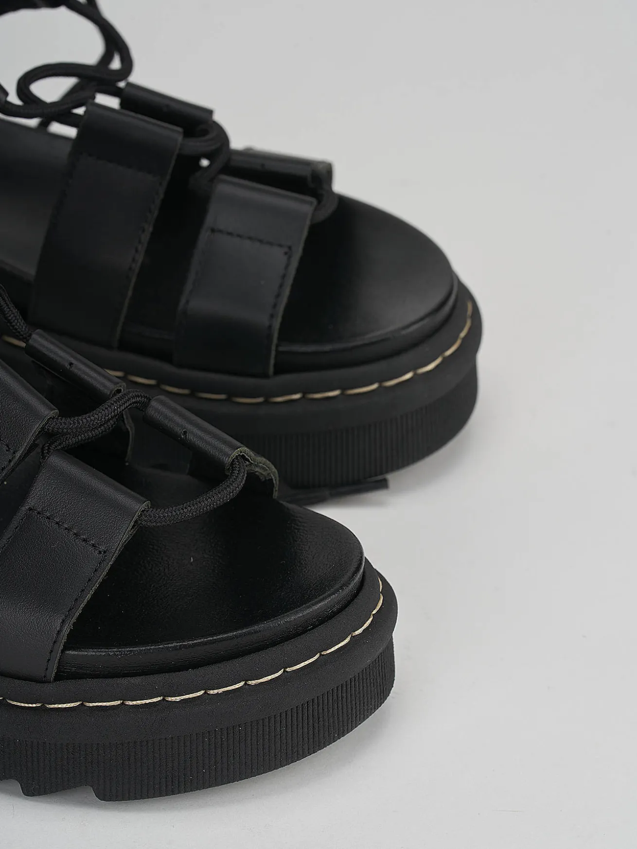 Sandalo tacco 1 cm nero