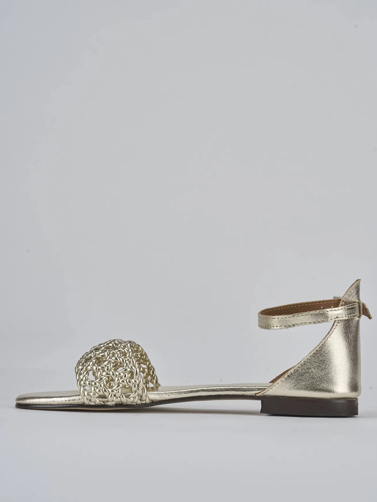 Sandalo tacco 1 cm oro laminato