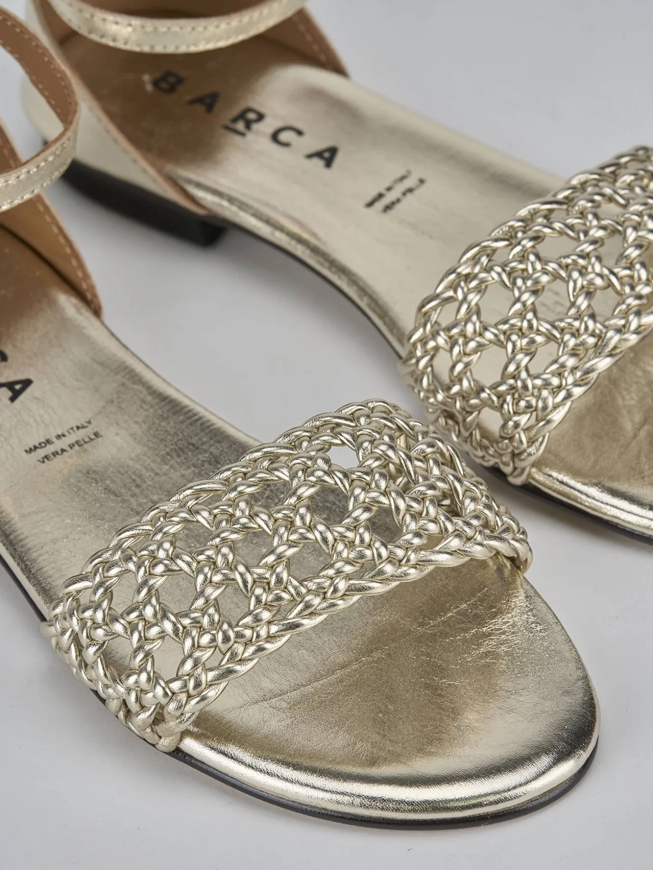 Sandalo tacco 1 cm oro laminato