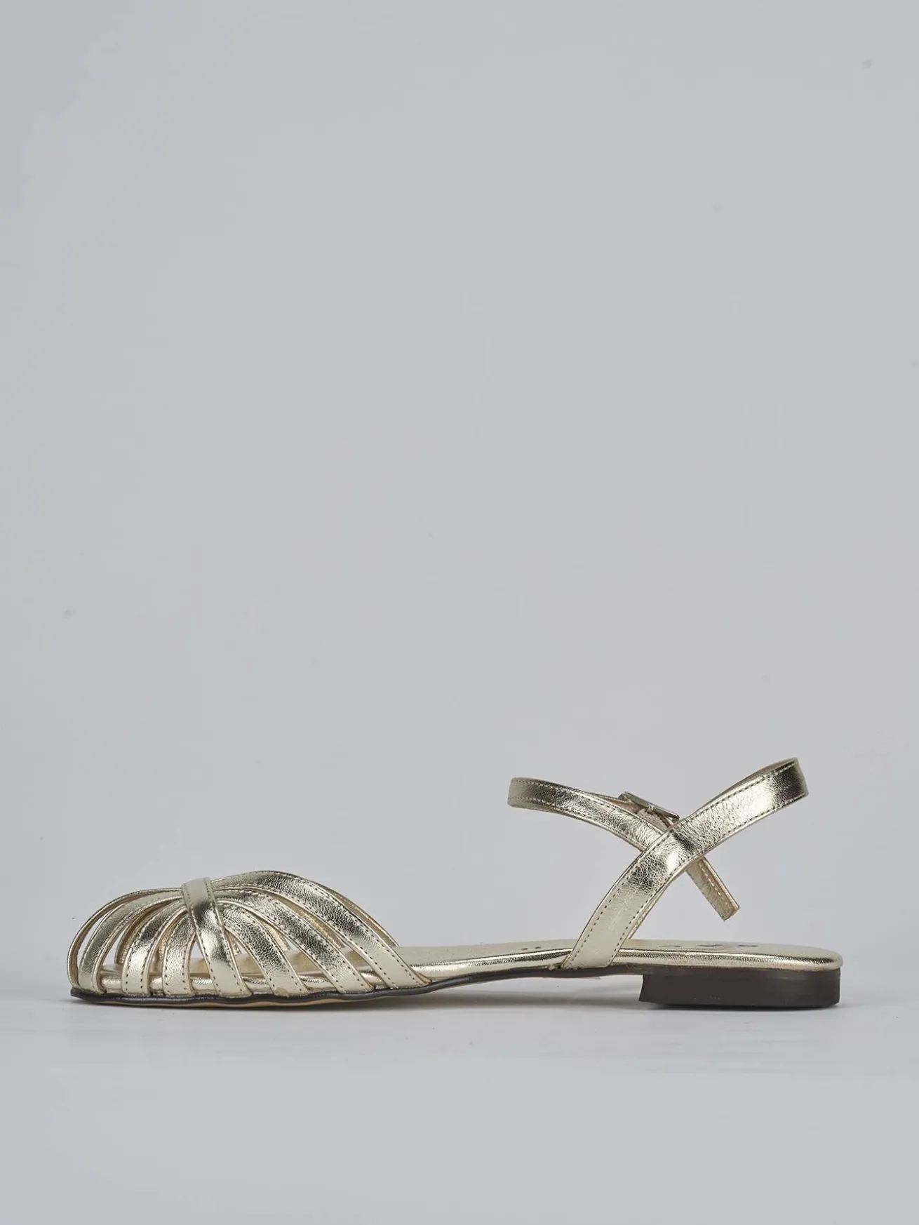 Sandalo tacco 1 cm oro laminato