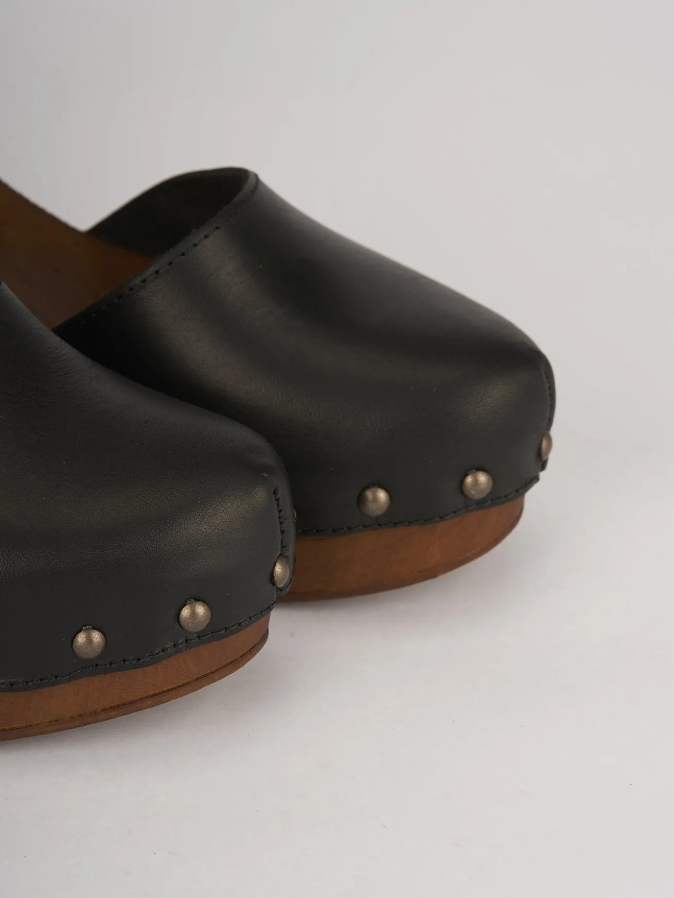 Sandalo zoccolo tacco 7cm con plateaux nero pelle