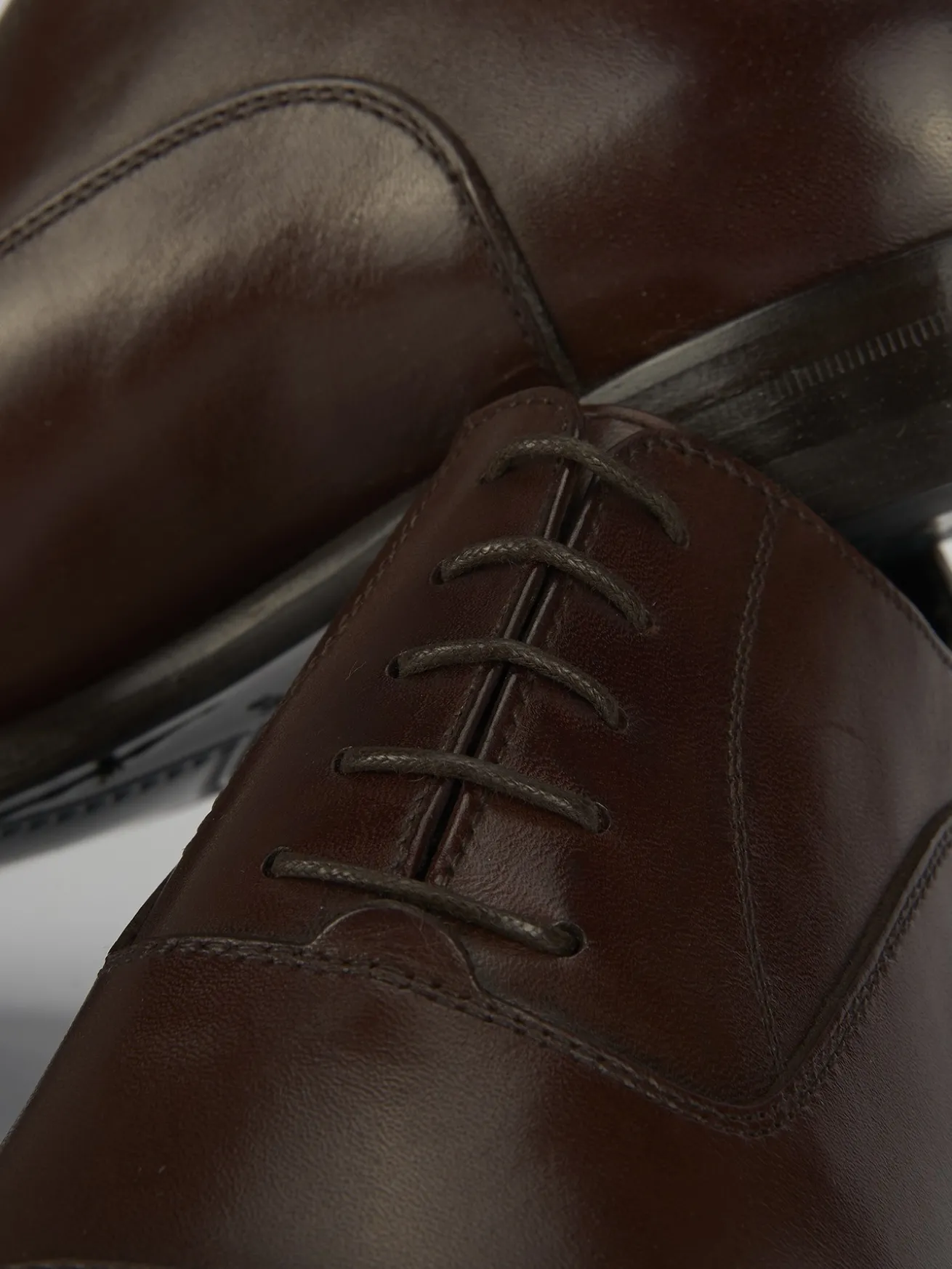 Scarpa lacci tacco 2 cm marrone pelle