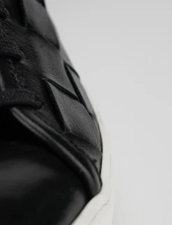 sneakers fondo gomma e soletto interno in vera pelle. tomaia in morbida pelle intrecciata nero