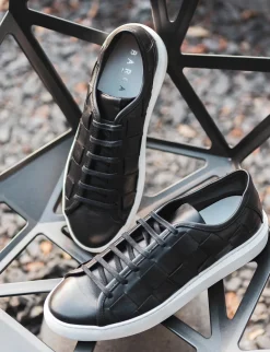 sneakers fondo gomma e soletto interno in vera pelle. tomaia in morbida pelle intrecciata nero