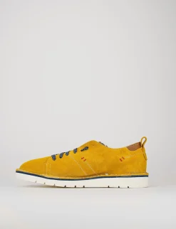 Sneakers fondo gomma e soletto interno in vera pelle. Tomaia in morbido camoscio giallo