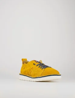 Sneakers fondo gomma e soletto interno in vera pelle. Tomaia in morbido camoscio giallo