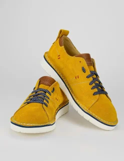 Sneakers fondo gomma e soletto interno in vera pelle. Tomaia in morbido camoscio giallo