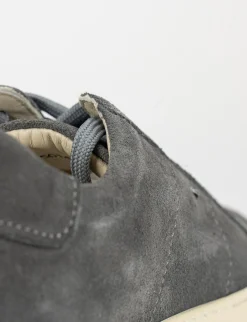 sneakers fondo gomma e soletto interno in vera pelle. tomaia in morbida pelle grigio