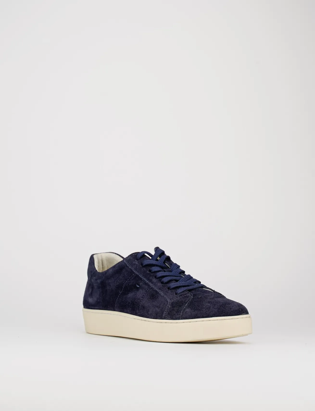 sneakers fondo gomma e soletto interno in vera pelle. tomaia in morbida pelle blu