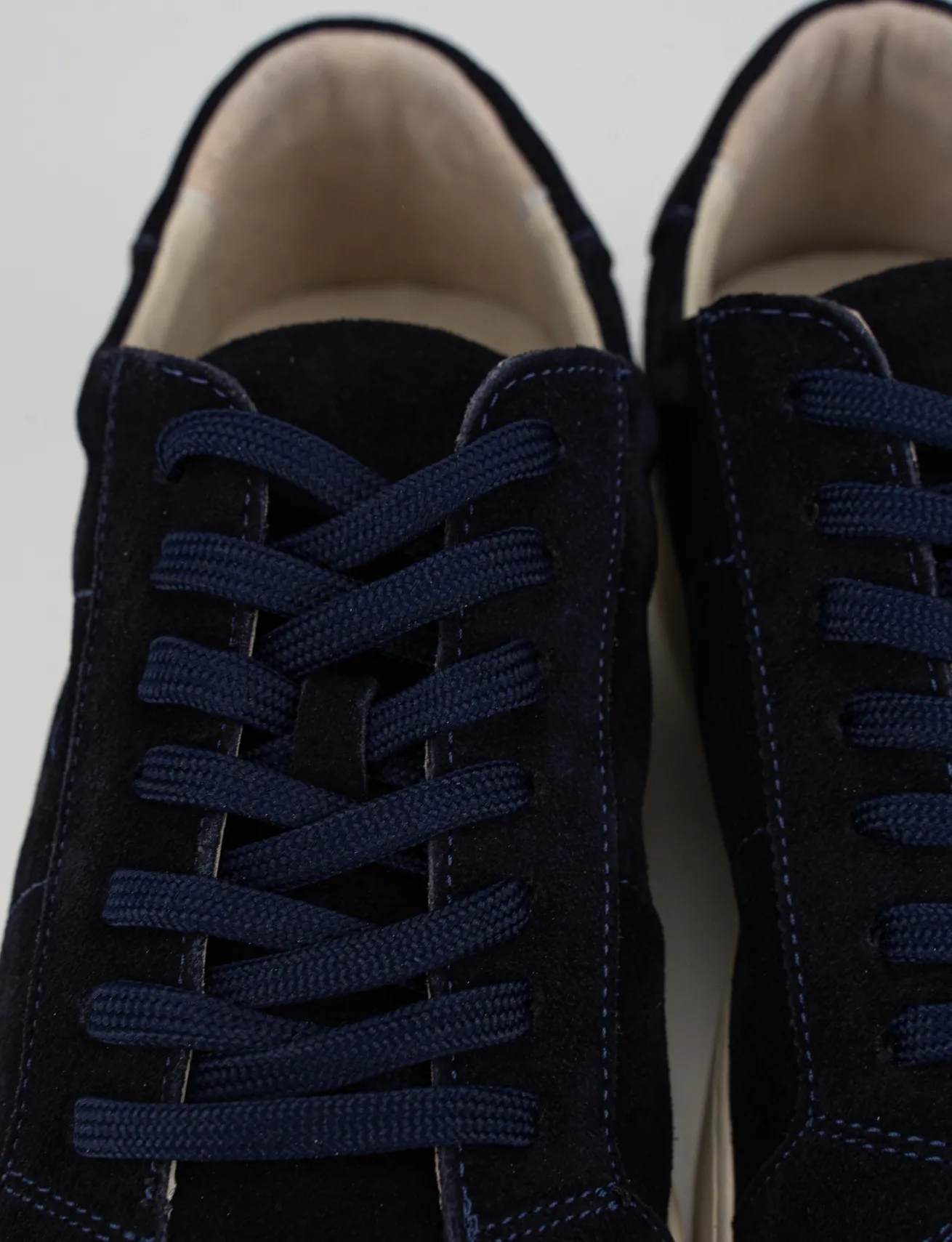 sneakers fondo gomma e soletto interno in vera pelle. tomaia in morbida pelle blu