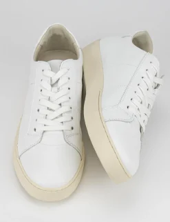 sneakers fondo gomma e soletto interno in vera pelle. tomaia in morbida pelle bianco