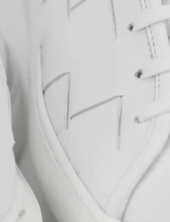 sneakers fondo gomma e soletto interno in vera pelle. tomaia in morbida pelle intrecciata bianco