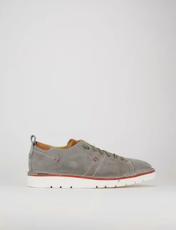 Sneakers fondo gomma e soletto interno in vera pelle. Tomaia in morbido camoscio tortora