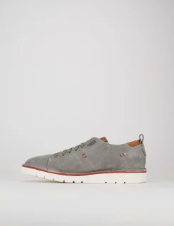 Sneakers fondo gomma e soletto interno in vera pelle. Tomaia in morbido camoscio tortora