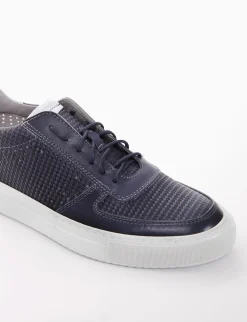 sneakers fondo in gomma e soletto interno in vera pelle. Tomaia in morbidissima pelle nappata intrecciata con particolarissima foratura su entrambi i lati blu