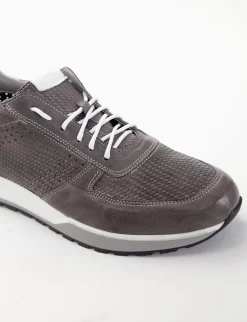 sneakers fondo in gomma e soletto interno in vera pelle. Tomaia in morbidissima pelle intrecciata con particolarissima suola ammortizzata grigio