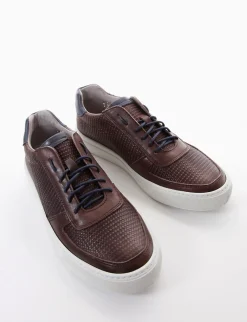 sneakers fondo in gomma e soletto interno in vera pelle. Tomaia in morbidissima pelle nappata intrecciata con particolarissima foratura su entrambi i lati testa