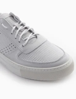 sneakers fondo in gomma e soletto interno in vera pelle. Tomaia in morbidissima pelle nappata intrecciata con particolarissima foratura su entrambi i lati bianco