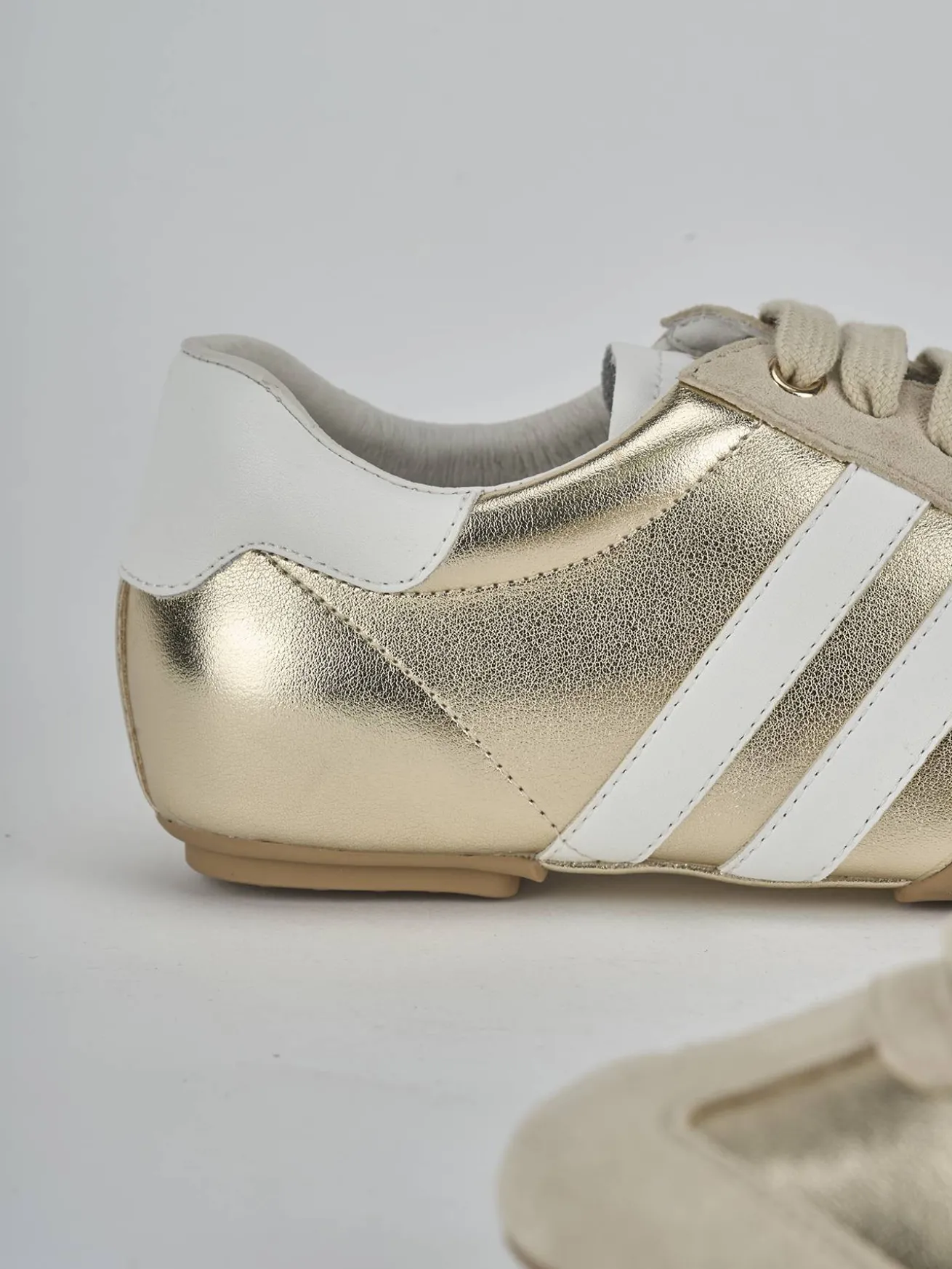 Sneakers laminato oro