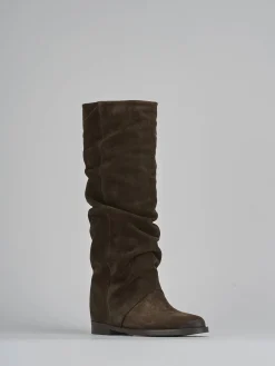 Stivale tacco 2 cm testa camoscio