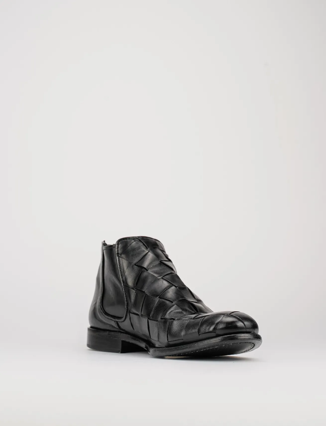 stivale tronchetto fondo cuoio e soletto interno in vera pelle. tomaia in morbida pelle nero