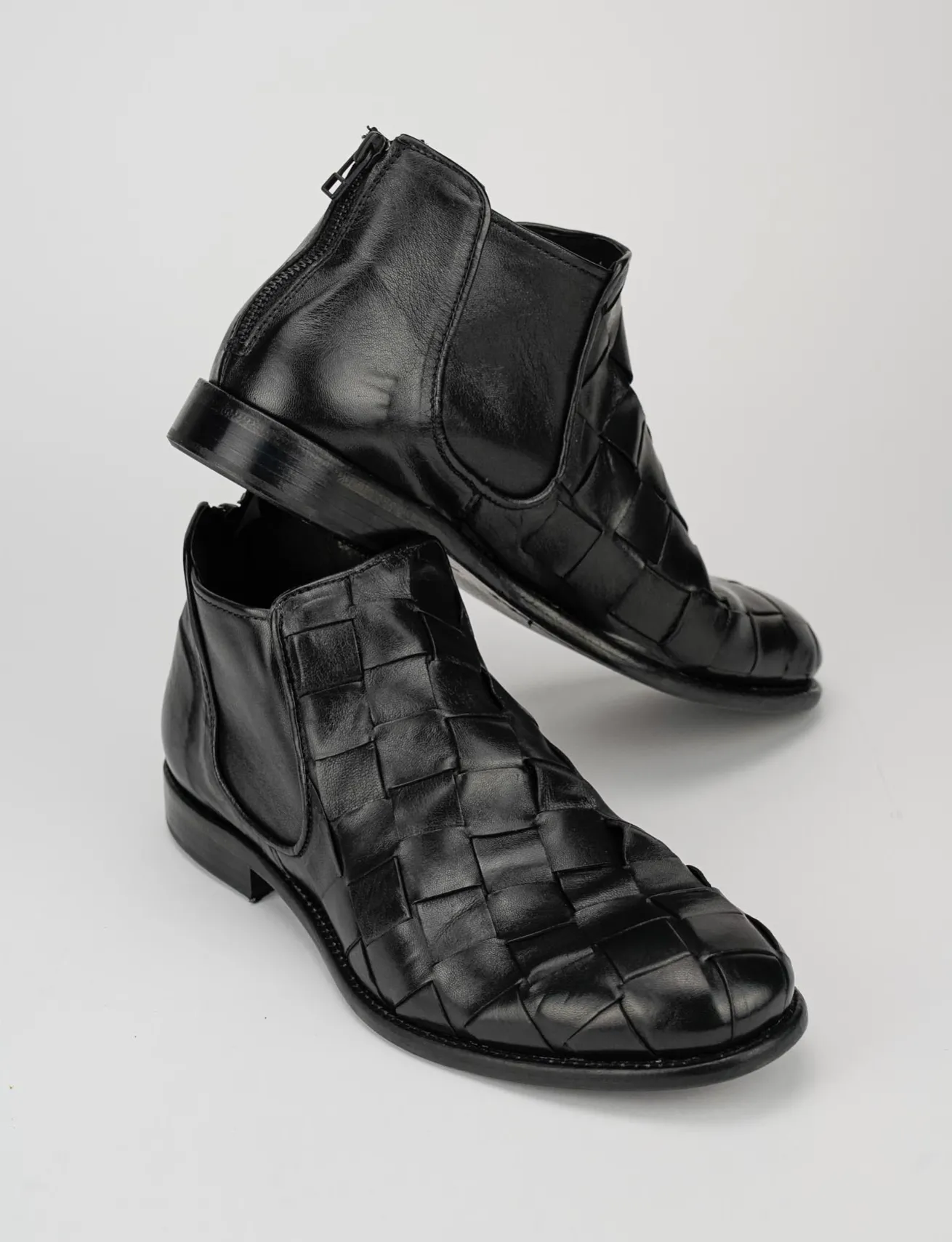 stivale tronchetto fondo cuoio e soletto interno in vera pelle. tomaia in morbida pelle nero