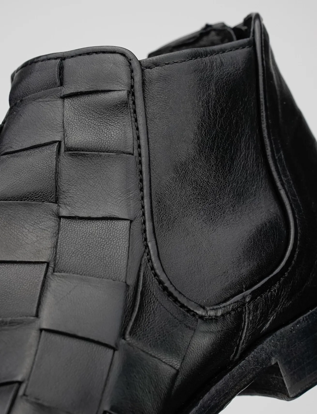 stivale tronchetto fondo cuoio e soletto interno in vera pelle. tomaia in morbida pelle nero