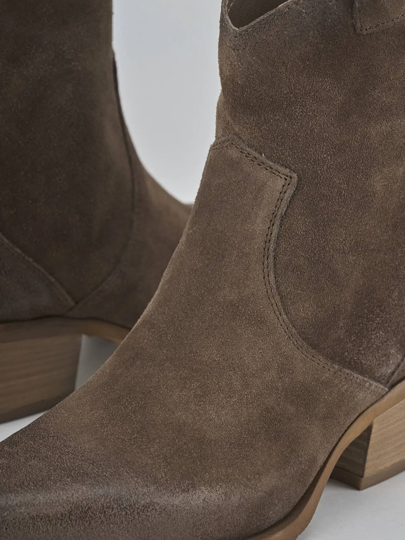 Stivaletti tacco 5cm camoscio beige