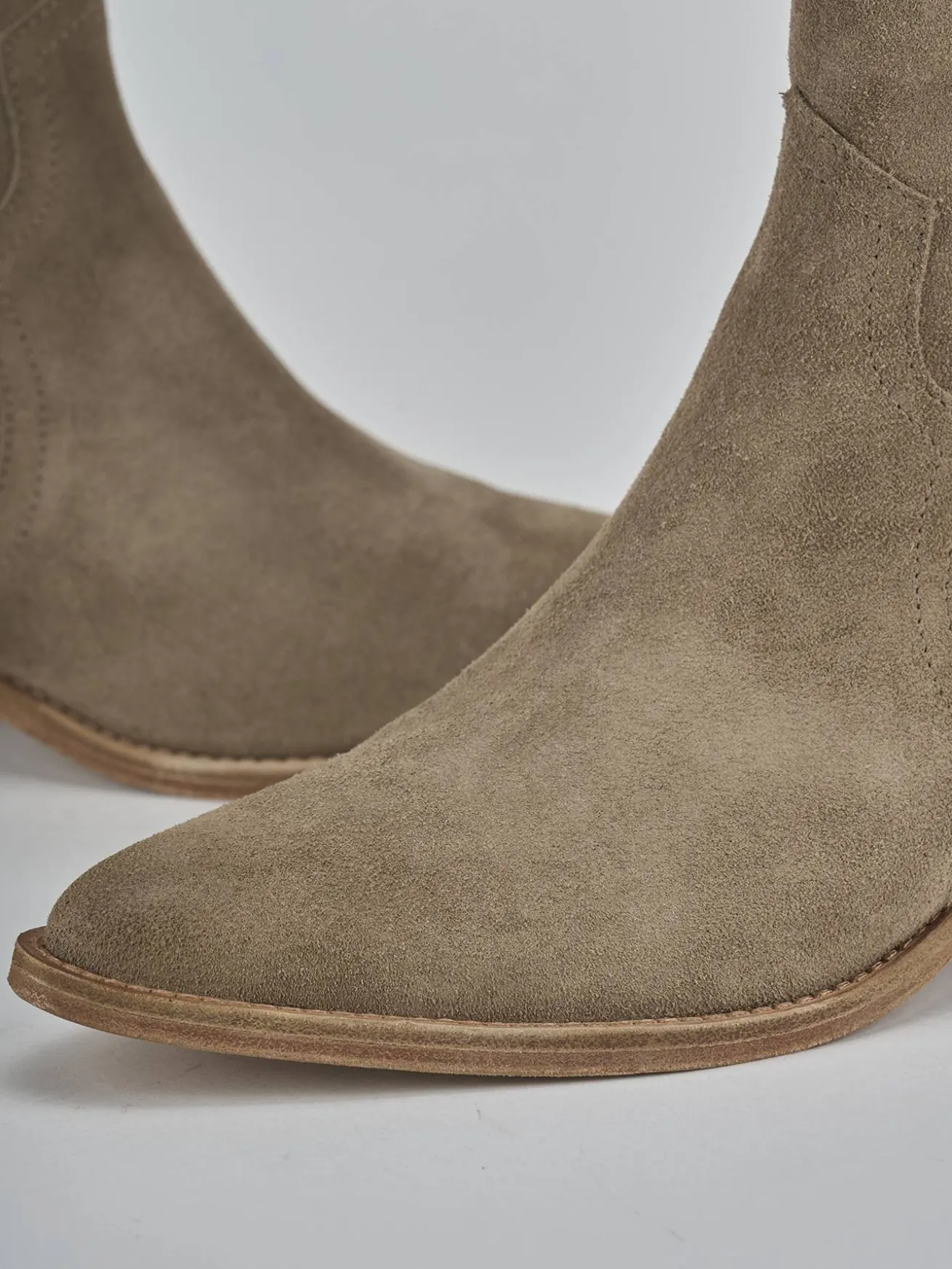 Stivaletti tacco 4cm camoscio beige