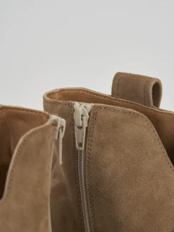 Stivaletti tacco 7cm camoscio beige