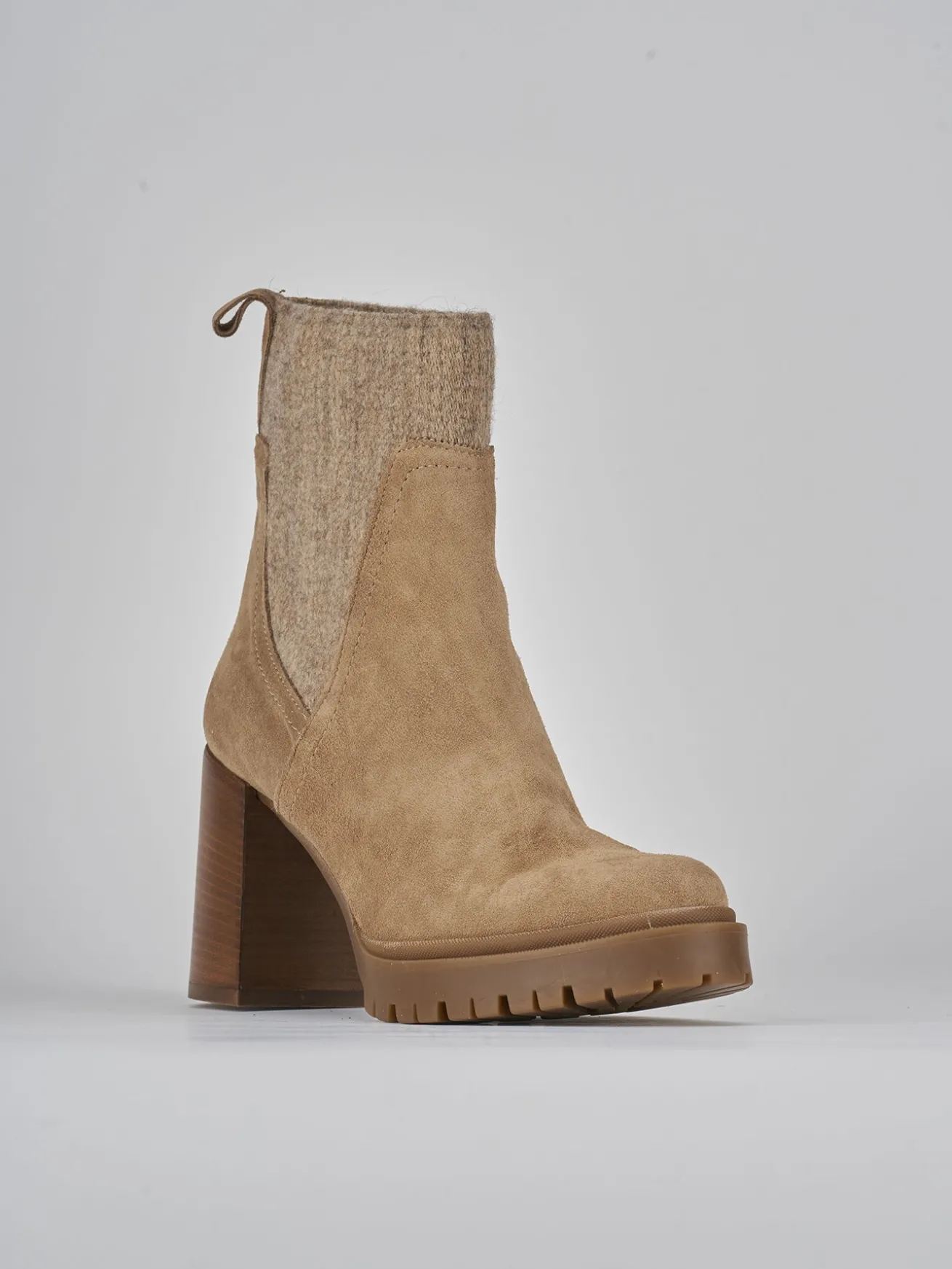 Stivaletti tacco 9cm camoscio beige