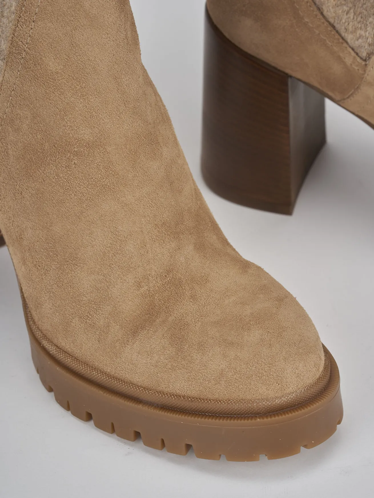 Stivaletti tacco 9cm camoscio beige