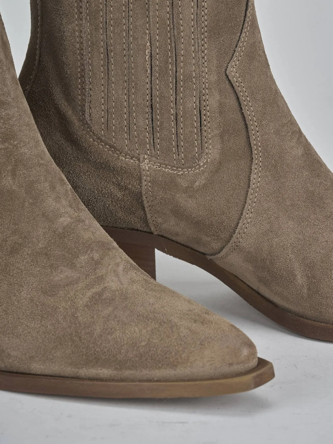 Stivaletti tacco 5cm camoscio beige